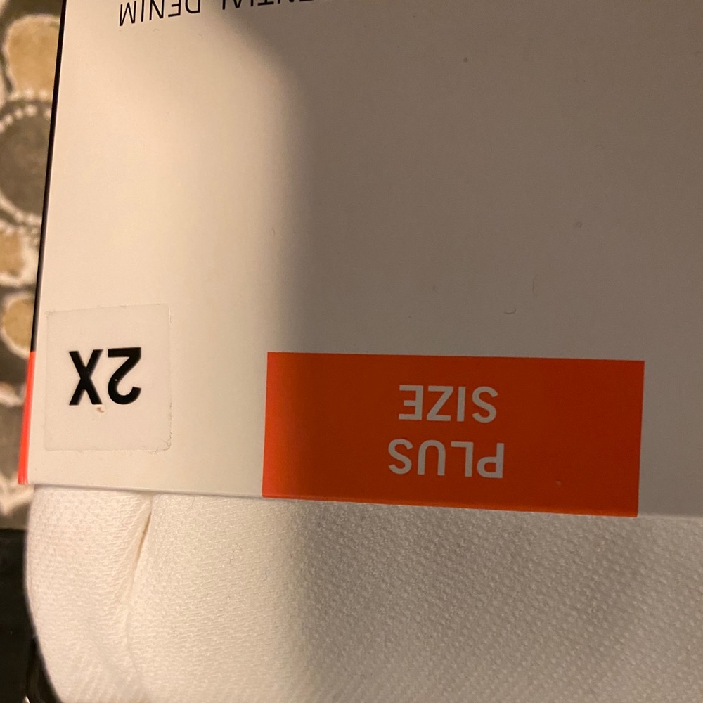 Hue Capri white denim